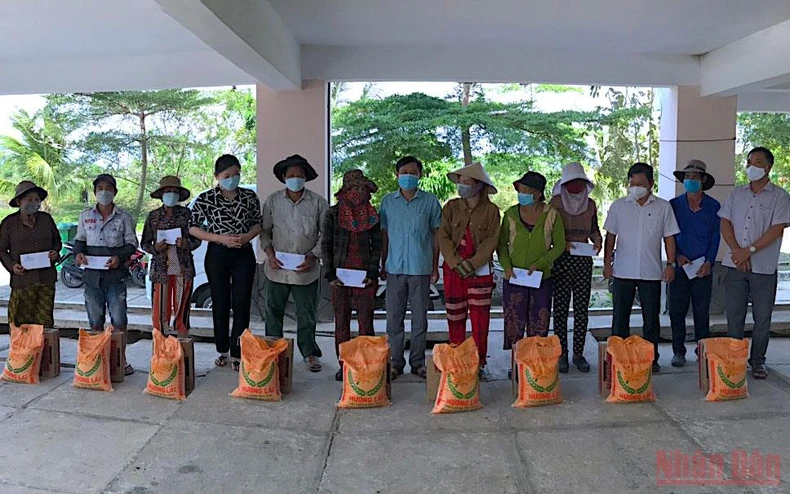Cà Mau trao thêm hỗ trợ cho các hộ dân trong vụ cháy ở xã Tam Giang -0