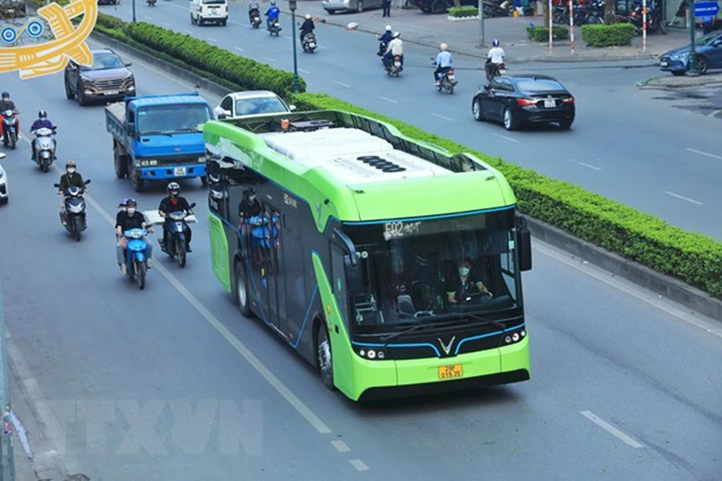 Hình ảnh các tuyến xe buýt điện ở Hà Nội vận hành ổn định -0