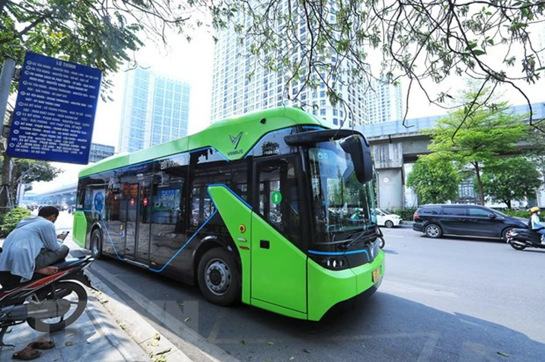 Hình ảnh các tuyến xe buýt điện ở Hà Nội vận hành ổn định -0