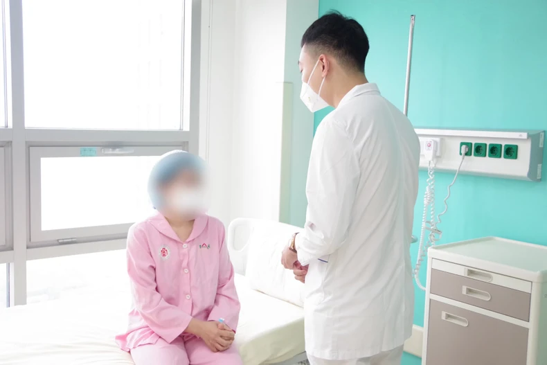 Lần đầu tiên ghép gan cho bệnh nhi nhỏ tuổi bằng kỹ thuật nội soi lấy thùy gan từ người cho sống -0