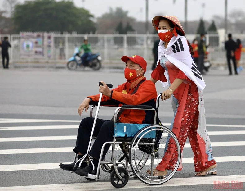 Cổ động viên Việt Nam hâm nóng sân Mỹ Đình trước trận Việt Nam-Oman -0