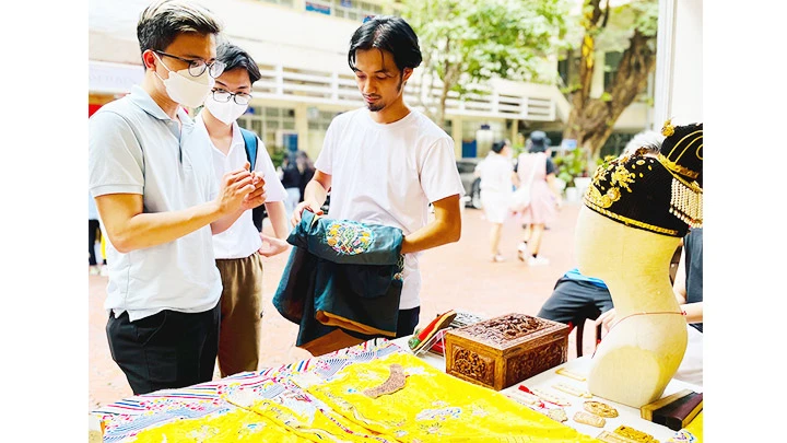 Việt phục cổ trên hành trình trở lại -0