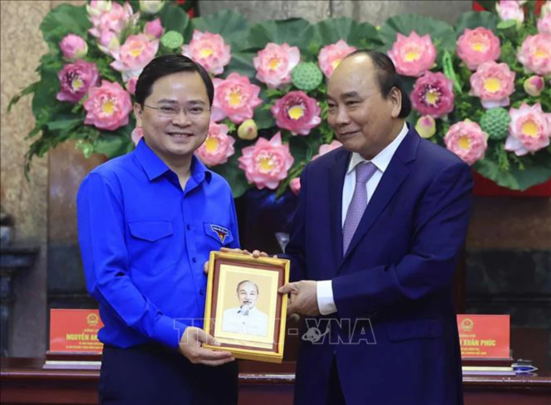 Chủ tịch nước Nguyễn Xuân Phúc gặp mặt gương mặt trẻ Việt Nam tiêu biểu năm 2021 -0
