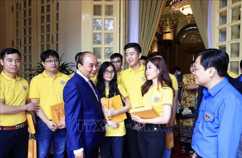 Chủ tịch nước Nguyễn Xuân Phúc gặp mặt gương mặt trẻ Việt Nam tiêu biểu năm 2021 -0