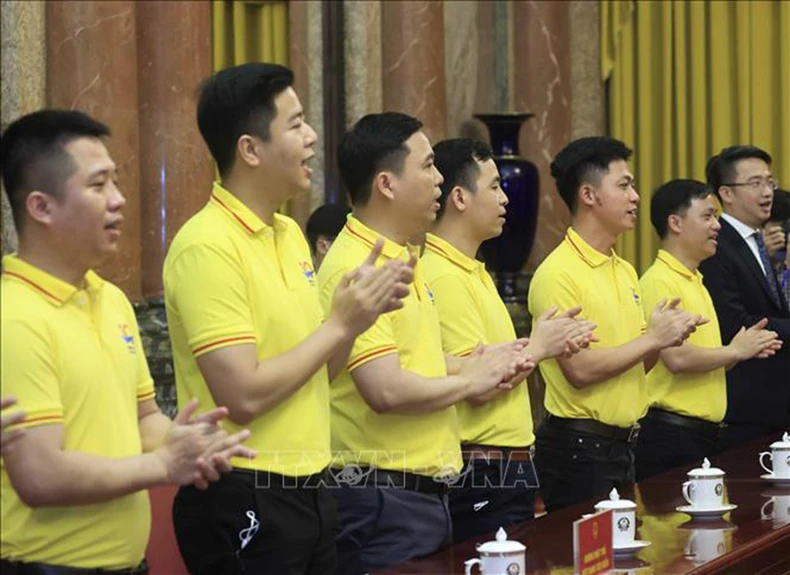 Chủ tịch nước Nguyễn Xuân Phúc gặp mặt gương mặt trẻ Việt Nam tiêu biểu năm 2021 -0