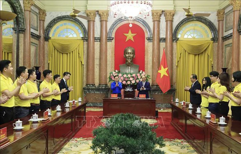 Chủ tịch nước Nguyễn Xuân Phúc gặp mặt gương mặt trẻ Việt Nam tiêu biểu năm 2021 -0