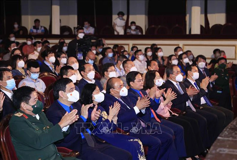 Chủ tịch nước dự Lễ trao giải “Gương mặt trẻ Việt Nam tiêu biểu năm 2021” -0