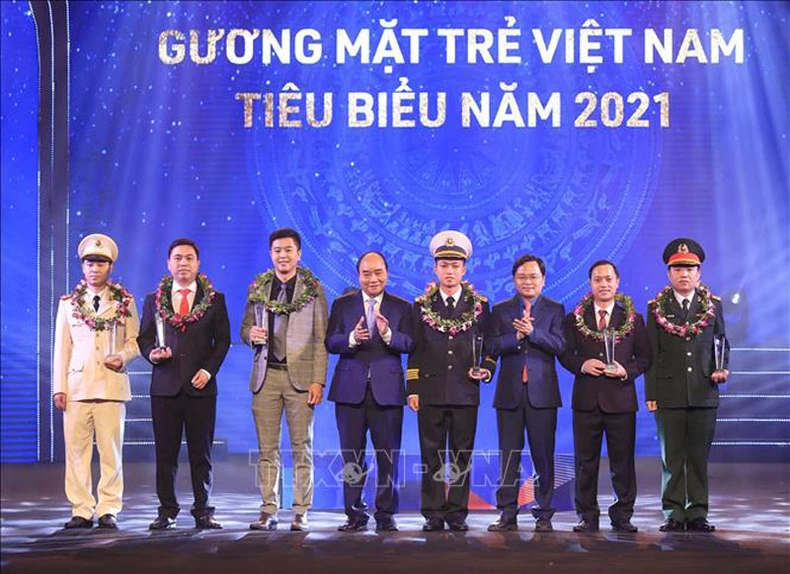 Chủ tịch nước dự Lễ trao giải “Gương mặt trẻ Việt Nam tiêu biểu năm 2021” -1