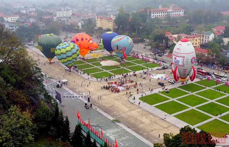 Khai mạc Lễ hội Khinh khí cầu quốc tế lần thứ I năm 2022 tại Tuyên Quang -1