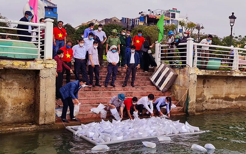 Tặng 10.000 lá cờ Tổ quốc cho ngư dân Quảng Bình -0