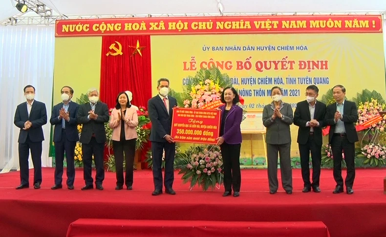 Đồng chí Trương Thị Mai dự Lễ công bố xã Kiên Đài đạt chuẩn nông thôn mới -0