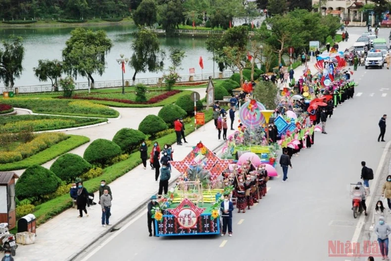 Tưng bừng canaval đường phố Sa Pa -0