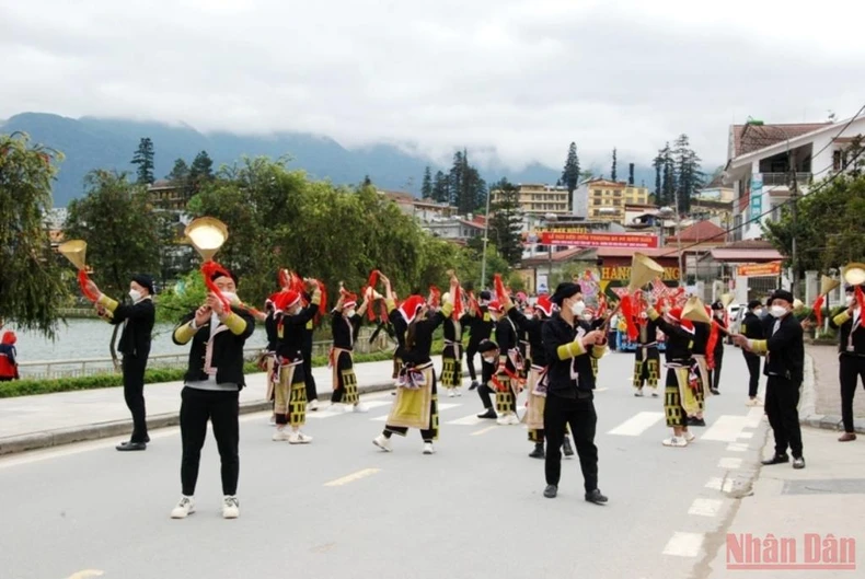 Tưng bừng canaval đường phố Sa Pa -0