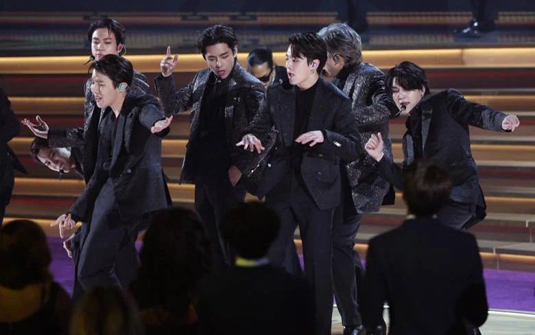 Những hình ảnh tưng bừng tại lễ trao giải Grammy 2022 -2