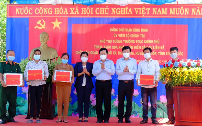 Phó Thủ tướng Thường trực Chính phủ Phạm Bình Minh thăm điểm dân cư trên tuyến biên giới Bình Phước -0