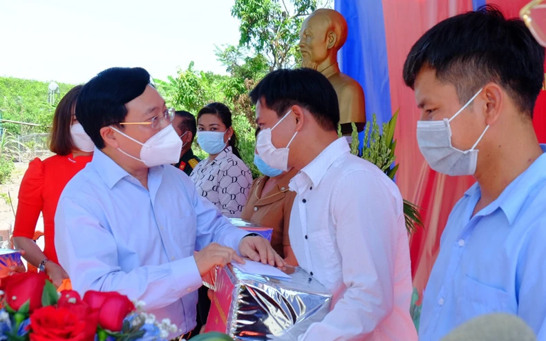 Phó Thủ tướng Thường trực Chính phủ Phạm Bình Minh thăm điểm dân cư trên tuyến biên giới Bình Phước -0