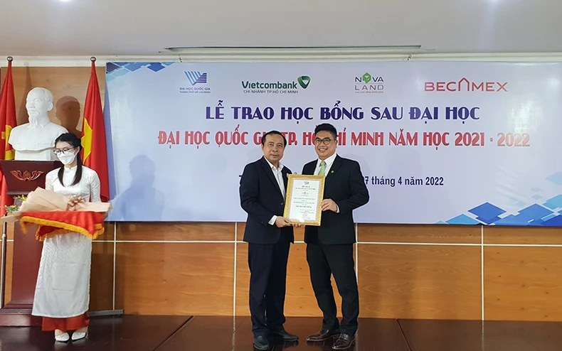 Tập đoàn Novaland trao tặng học bổng đến các học viên, nghiên cứu sinh Đại học Quốc gia Thành phố Hồ Chí Minh -0