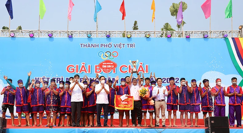 Hội thi Bơi chải trên hồ công viên Văn Lang -0