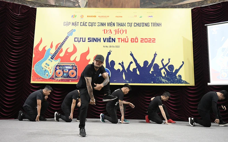 Sống lại ký ức thanh xuân tươi đẹp với “Dạ hội Cựu sinh viên Thủ đô” -0