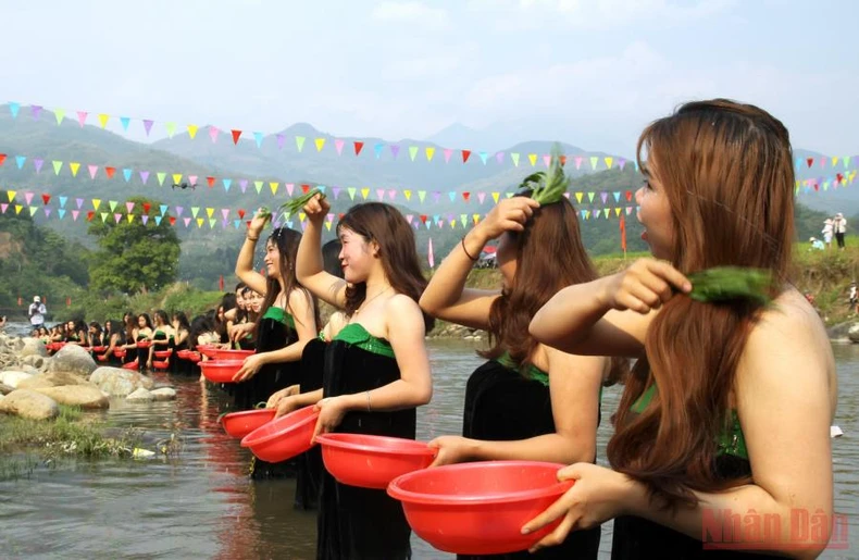Về Lai Châu vui hội té nước, gội đầu -0
