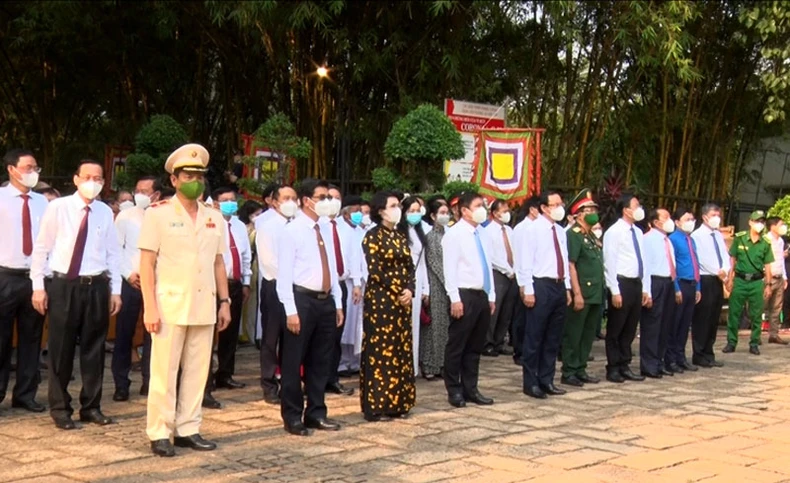Lãnh đạo, người dân TP Hồ Chí Minh dâng hương tưởng niệm các Vua Hùng -0