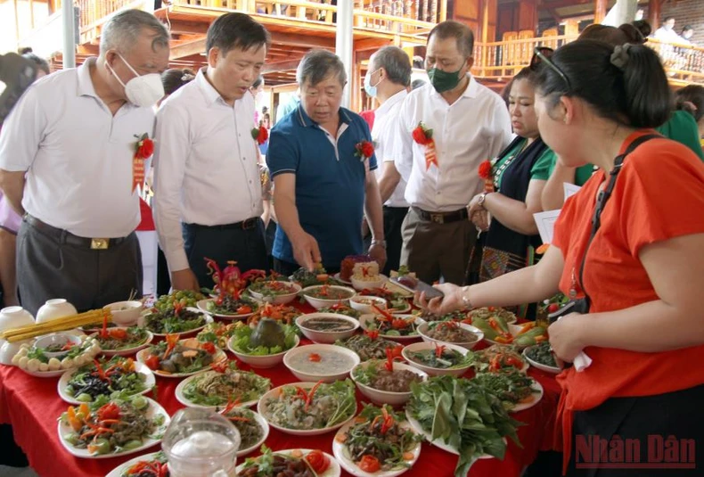 Về Lai Châu vui hội té nước, gội đầu -0