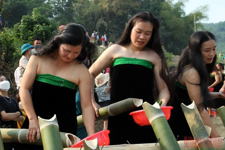 Về Lai Châu vui hội té nước, gội đầu -0