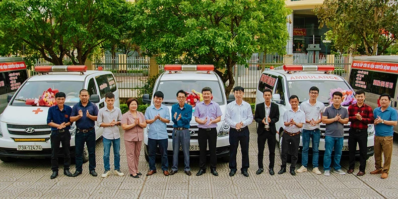 Tặng xe cứu thương vận chuyển bệnh nhân nghèo Quảng Bình -0