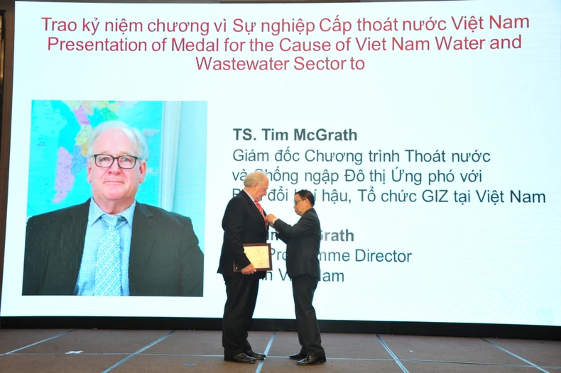 Tim McGrath - Người bạn đặc biệt của mảnh đất Chín rồng -0