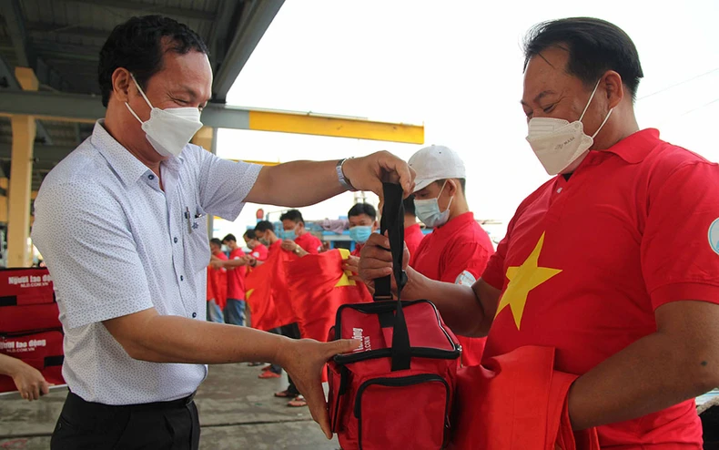 Trao tặng 10.000 lá cờ cho ngư dân Đà Nẵng -0