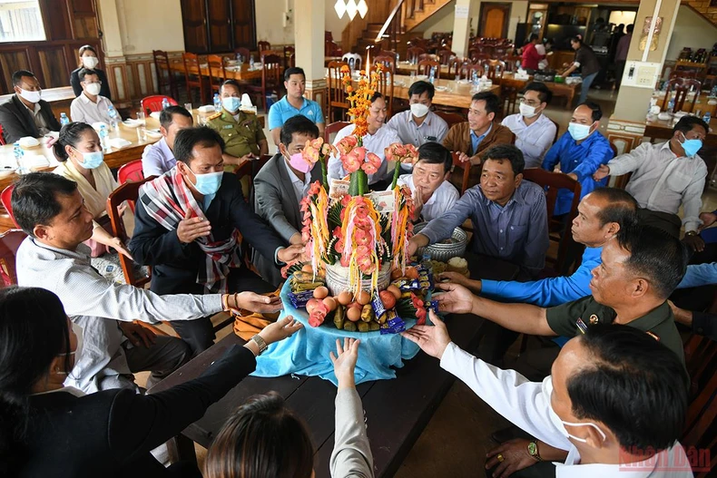Quan hệ hữu nghị đặc biệt Việt - Lào: Tết của bạn là Tết của mình -0