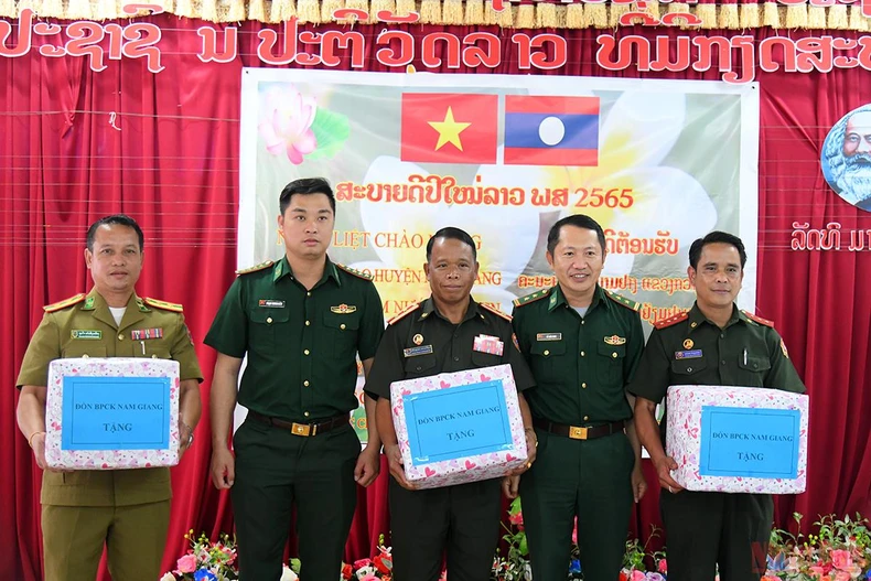 Quan hệ hữu nghị đặc biệt Việt - Lào: Tết của bạn là Tết của mình -0