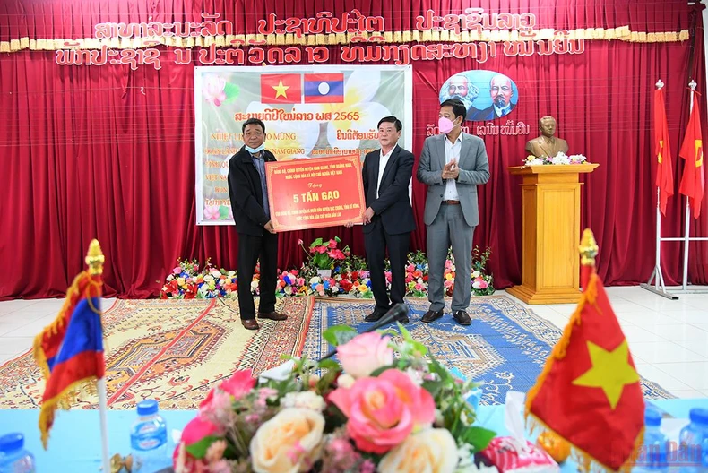 Quan hệ hữu nghị đặc biệt Việt - Lào: Tết của bạn là Tết của mình -0