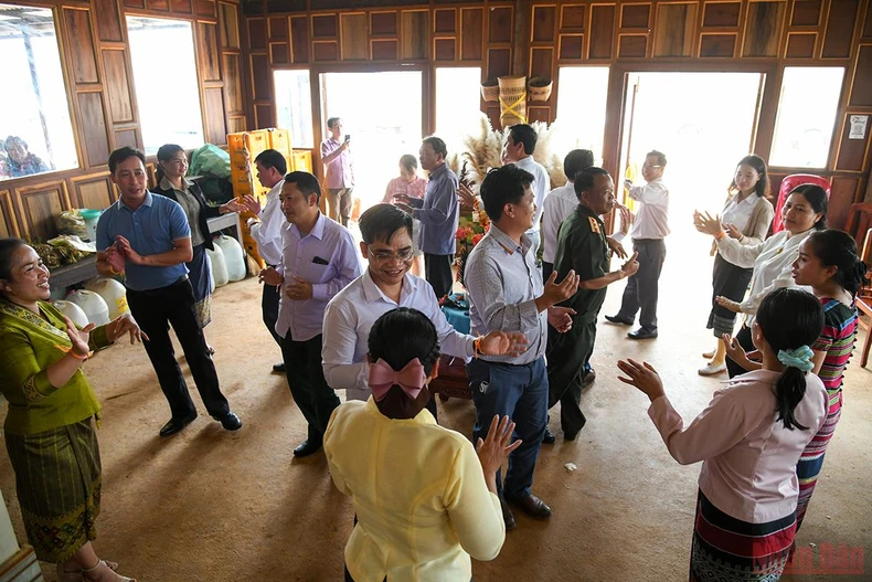 Quan hệ hữu nghị đặc biệt Việt - Lào: Tết của bạn là Tết của mình -0