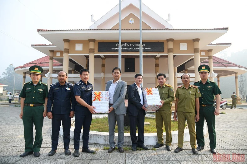 Quan hệ hữu nghị đặc biệt Việt - Lào: Tết của bạn là Tết của mình -0