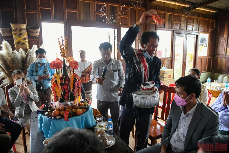 Quan hệ hữu nghị đặc biệt Việt - Lào: Tết của bạn là Tết của mình -0