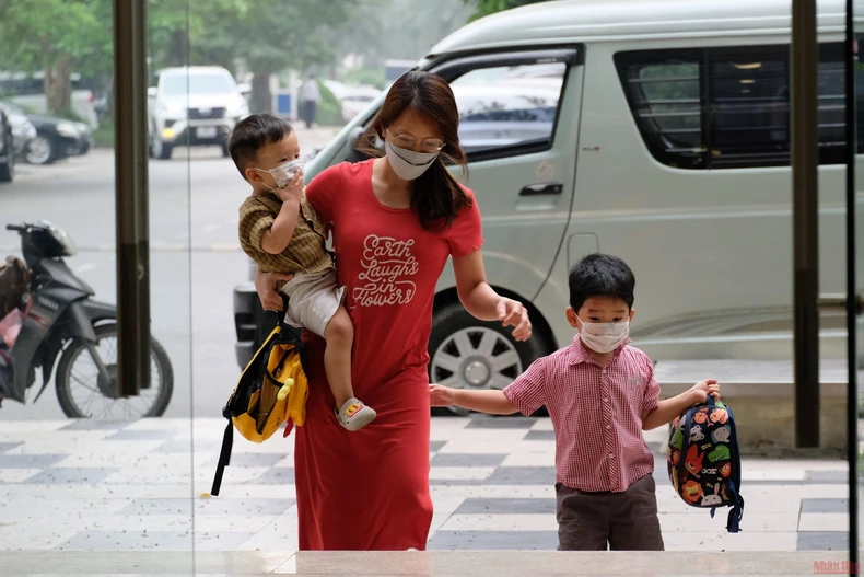 Ngày đầu trở lại trường bỡ ngỡ của gần 600.000 trẻ mầm non Hà Nội -0