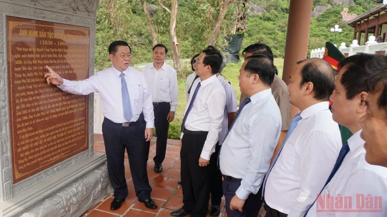 Trưởng Ban Tuyên giáo Trung ương dâng hương tại Bảo tàng Quang Trung và Đền thờ Nguyễn Trung Trực -0