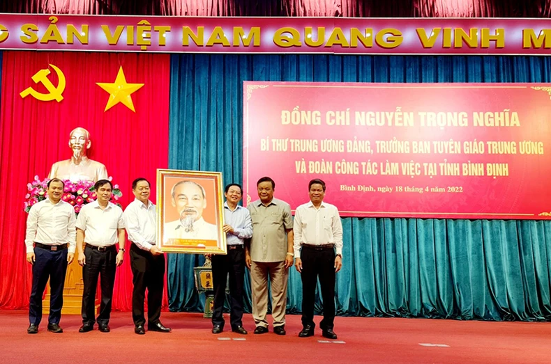 Đồng chí Nguyễn Trọng Nghĩa và Đoàn công tác của Ban Tuyên giáo Trung ương làm việc với Tỉnh ủy Bình Định -0