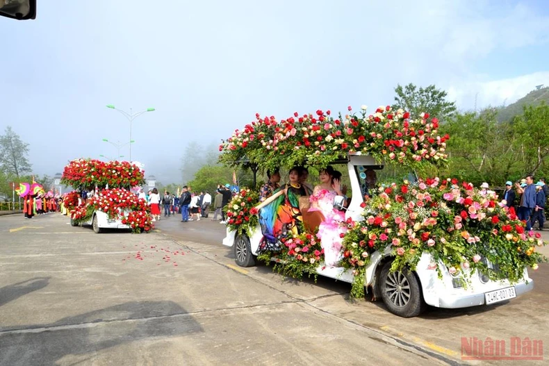 Khai hội hoa hồng trên thiên đường mây Sa Pa -0