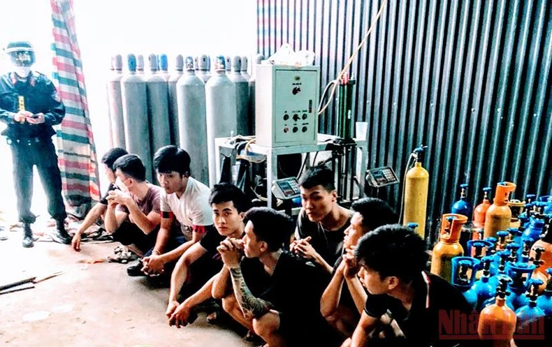 Hải Phòng phát hiện, thu giữ hàng nghìn bình khí cười -0