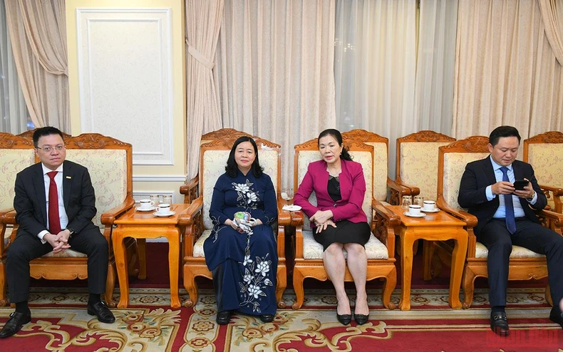 19 giờ 55 phút: Các vị lãnh đạo đến dự chương trình nghệ thuật “Chung một dòng sông” -0