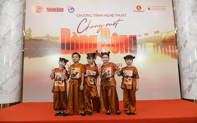 Đông đảo khán giả tham dự chương trình nghệ thuật “Chung một dòng sông” -0