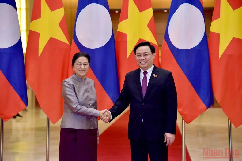 Hình ảnh Chủ tịch Quốc hội Vương Đình Huệ tiếp Phó Chủ tịch nước Lào Pany Yathotou -0