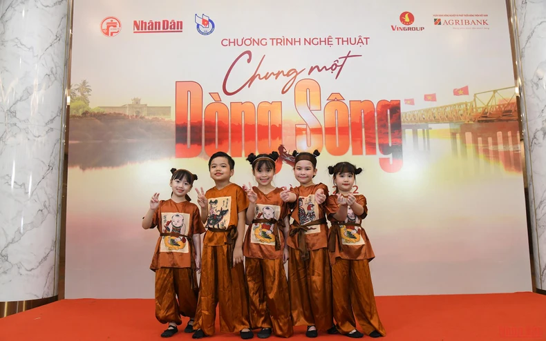 7 giờ 45 phút: Đông đảo khán giả tham dự chương trình nghệ thuật “Chung một dòng sông” -0
