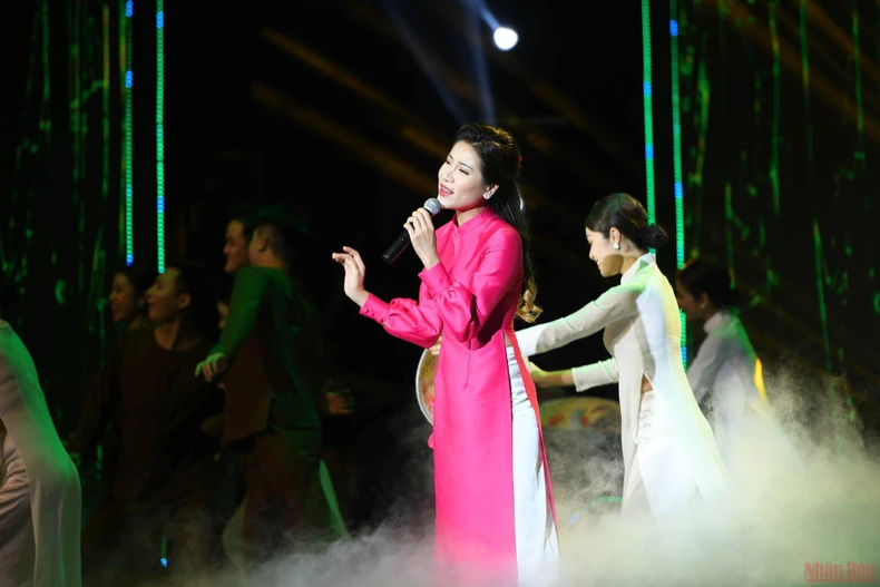 21 giờ 08 phút: Ca sĩ Quỳnh Anh, Nhà hát nghệ thuật Đương đại Việt Nam trình bày ca khúc “Quê hương” (Sáng tác: Giáp Văn Thạch. Thơ: Đỗ Trung Quân, Biên đạo: NSUT Nguyễn Thuỳ) -0