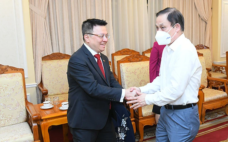 Các vị lãnh đạo đến dự chương trình nghệ thuật “Chung một dòng sông” -0