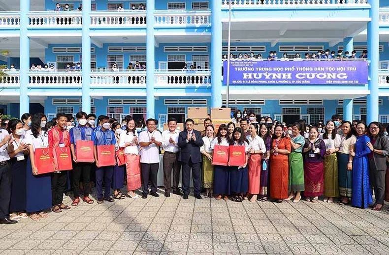 Thủ tướng thăm Trường Trung học phổ thông Dân tộc nội trú Huỳnh Cương, tỉnh Sóc Trăng -3