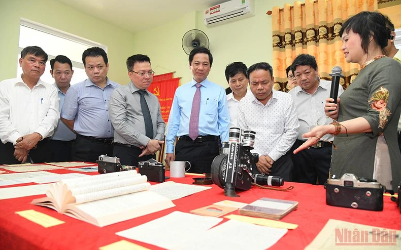 Trưng bày 81 tác phẩm ảnh, 50 tài liệu, hiện vật lịch sử báo chí tại Quảng Trị -0