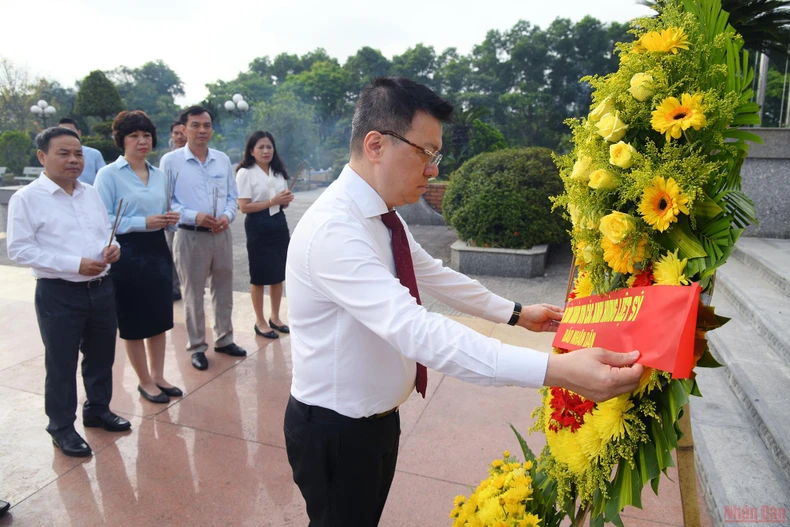 Đoàn công tác Báo Nhân Dân dâng hương Nghĩa trang liệt sĩ Triệu Phong -0